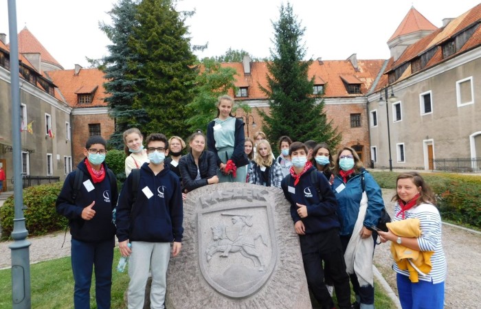 Pani Dyrektor i  uczniowie z klasy 7a przywitali gości z Francji i Portugalii w ramach projektu „Erasmus+ PROJEKT FLAX,ROOT AND ROAD”. Zajęcia integracyjne pomogły w zapoznaniu imion a podziały na grupy ułatwiły wzajemne poznanie się. Następnie za pomocą aplikacji actionbound  uczestnicy projektu poznali zabytki Pasłęka wykonując zadania. Na zakończenie wysłuchaliśmy koncertu organowego w kościele św. Bartłomieja.