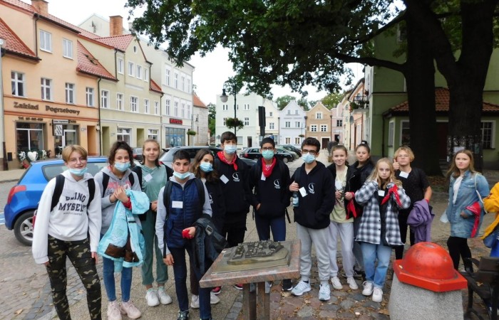 Pani Dyrektor i  uczniowie z klasy 7a przywitali gości z Francji i Portugalii w ramach projektu „Erasmus+ PROJEKT FLAX,ROOT AND ROAD”. Zajęcia integracyjne pomogły w zapoznaniu imion a podziały na grupy ułatwiły wzajemne poznanie się. Następnie za pomocą aplikacji actionbound  uczestnicy projektu poznali zabytki Pasłęka wykonując zadania. Na zakończenie wysłuchaliśmy koncertu organowego w kościele św. Bartłomieja.