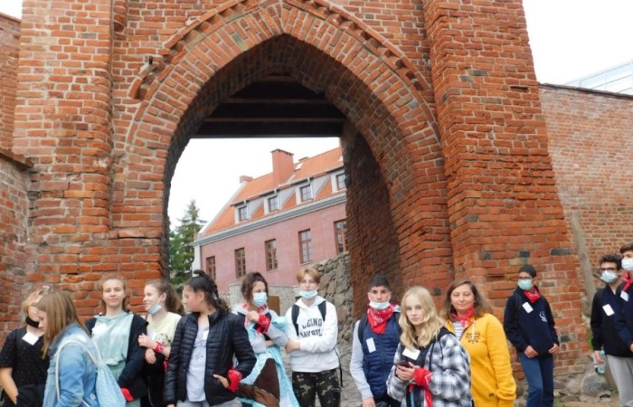 Pani Dyrektor i  uczniowie z klasy 7a przywitali gości z Francji i Portugalii w ramach projektu „Erasmus+ PROJEKT FLAX,ROOT AND ROAD”. Zajęcia integracyjne pomogły w zapoznaniu imion a podziały na grupy ułatwiły wzajemne poznanie się. Następnie za pomocą aplikacji actionbound  uczestnicy projektu poznali zabytki Pasłęka wykonując zadania. Na zakończenie wysłuchaliśmy koncertu organowego w kościele św. Bartłomieja.