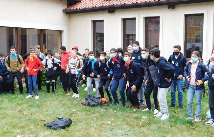 Pani Dyrektor i  uczniowie z klasy 7a przywitali gości z Francji i Portugalii w ramach projektu „Erasmus+ PROJEKT FLAX,ROOT AND ROAD”. Zajęcia integracyjne pomogły w zapoznaniu imion a podziały na grupy ułatwiły wzajemne poznanie się. Następnie za pomocą aplikacji actionbound  uczestnicy projektu poznali zabytki Pasłęka wykonując zadania. Na zakończenie wysłuchaliśmy koncertu organowego w kościele św. Bartłomieja.