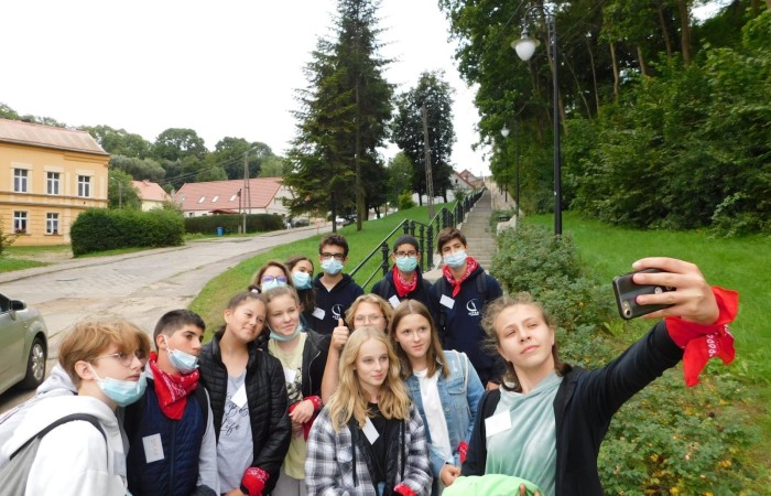 Pani Dyrektor i  uczniowie z klasy 7a przywitali gości z Francji i Portugalii w ramach projektu „Erasmus+ PROJEKT FLAX,ROOT AND ROAD”. Zajęcia integracyjne pomogły w zapoznaniu imion a podziały na grupy ułatwiły wzajemne poznanie się. Następnie za pomocą aplikacji actionbound  uczestnicy projektu poznali zabytki Pasłęka wykonując zadania. Na zakończenie wysłuchaliśmy koncertu organowego w kościele św. Bartłomieja.