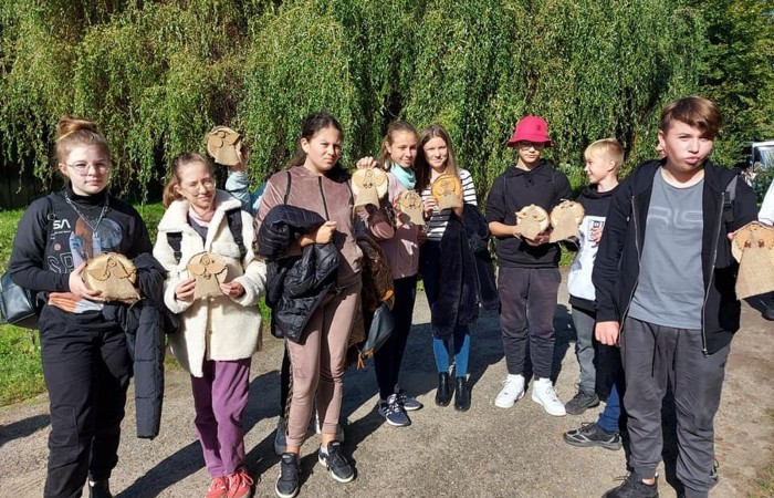 Dzisiaj zwiedzamy Olsztyn szlakiem św.Jakuba. Stolica naszego województwa przywitała nas pięknym słońcem. Uczstnicy projektu poznali zabytki Olsztyna, odwiedzili Mikołaja Kopernika, siedzibę Gazety Olsztyńskie a  podczas wizyty na zamku niektórych udało się zakuć w dyby. Po intensywnym zwiedzaniu przyszedł czas relaksu -piknik nad jeziorem Ukiel.