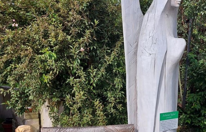 Dzisiaj zwiedzamy Olsztyn szlakiem św.Jakuba. Stolica naszego województwa przywitała nas pięknym słońcem. Uczstnicy projektu poznali zabytki Olsztyna, odwiedzili Mikołaja Kopernika, siedzibę Gazety Olsztyńskie a  podczas wizyty na zamku niektórych udało się zakuć w dyby. Po intensywnym zwiedzaniu przyszedł czas relaksu -piknik nad jeziorem Ukiel.