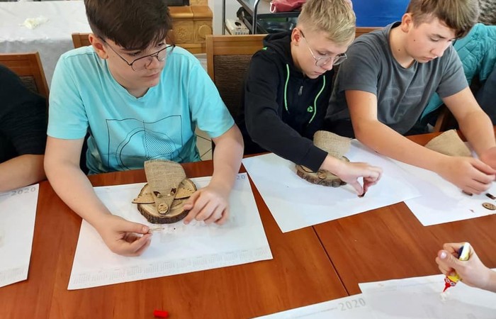 Dzisiaj zwiedzamy Olsztyn szlakiem św.Jakuba. Stolica naszego województwa przywitała nas pięknym słońcem. Uczstnicy projektu poznali zabytki Olsztyna, odwiedzili Mikołaja Kopernika, siedzibę Gazety Olsztyńskie a  podczas wizyty na zamku niektórych udało się zakuć w dyby. Po intensywnym zwiedzaniu przyszedł czas relaksu -piknik nad jeziorem Ukiel.