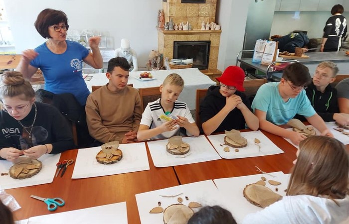 Dzisiaj zwiedzamy Olsztyn szlakiem św.Jakuba. Stolica naszego województwa przywitała nas pięknym słońcem. Uczstnicy projektu poznali zabytki Olsztyna, odwiedzili Mikołaja Kopernika, siedzibę Gazety Olsztyńskie a  podczas wizyty na zamku niektórych udało się zakuć w dyby. Po intensywnym zwiedzaniu przyszedł czas relaksu -piknik nad jeziorem Ukiel.