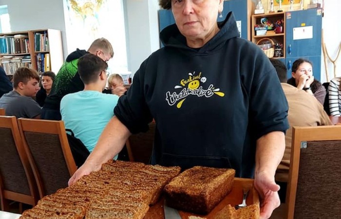 Dzisiaj zwiedzamy Olsztyn szlakiem św.Jakuba. Stolica naszego województwa przywitała nas pięknym słońcem. Uczstnicy projektu poznali zabytki Olsztyna, odwiedzili Mikołaja Kopernika, siedzibę Gazety Olsztyńskie a  podczas wizyty na zamku niektórych udało się zakuć w dyby. Po intensywnym zwiedzaniu przyszedł czas relaksu -piknik nad jeziorem Ukiel.