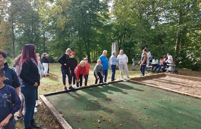 Dzisiaj zwiedzamy Olsztyn szlakiem św.Jakuba. Stolica naszego województwa przywitała nas pięknym słońcem. Uczstnicy projektu poznali zabytki Olsztyna, odwiedzili Mikołaja Kopernika, siedzibę Gazety Olsztyńskie a  podczas wizyty na zamku niektórych udało się zakuć w dyby. Po intensywnym zwiedzaniu przyszedł czas relaksu -piknik nad jeziorem Ukiel.