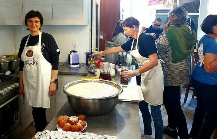 Dzisiaj zwiedzamy Olsztyn szlakiem św.Jakuba. Stolica naszego województwa przywitała nas pięknym słońcem. Uczstnicy projektu poznali zabytki Olsztyna, odwiedzili Mikołaja Kopernika, siedzibę Gazety Olsztyńskie a  podczas wizyty na zamku niektórych udało się zakuć w dyby. Po intensywnym zwiedzaniu przyszedł czas relaksu -piknik nad jeziorem Ukiel.
