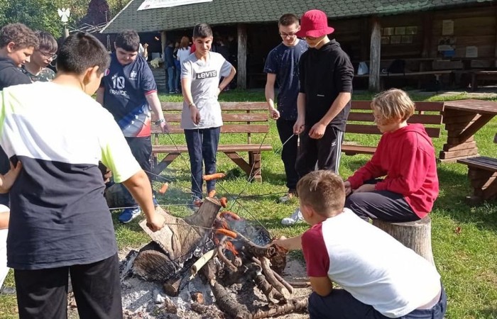 Dzisiaj zwiedzamy Olsztyn szlakiem św.Jakuba. Stolica naszego województwa przywitała nas pięknym słońcem. Uczstnicy projektu poznali zabytki Olsztyna, odwiedzili Mikołaja Kopernika, siedzibę Gazety Olsztyńskie a  podczas wizyty na zamku niektórych udało się zakuć w dyby. Po intensywnym zwiedzaniu przyszedł czas relaksu -piknik nad jeziorem Ukiel.