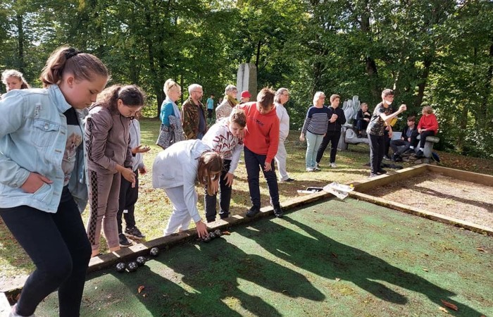 Dzisiaj zwiedzamy Olsztyn szlakiem św.Jakuba. Stolica naszego województwa przywitała nas pięknym słońcem. Uczstnicy projektu poznali zabytki Olsztyna, odwiedzili Mikołaja Kopernika, siedzibę Gazety Olsztyńskie a  podczas wizyty na zamku niektórych udało się zakuć w dyby. Po intensywnym zwiedzaniu przyszedł czas relaksu -piknik nad jeziorem Ukiel.