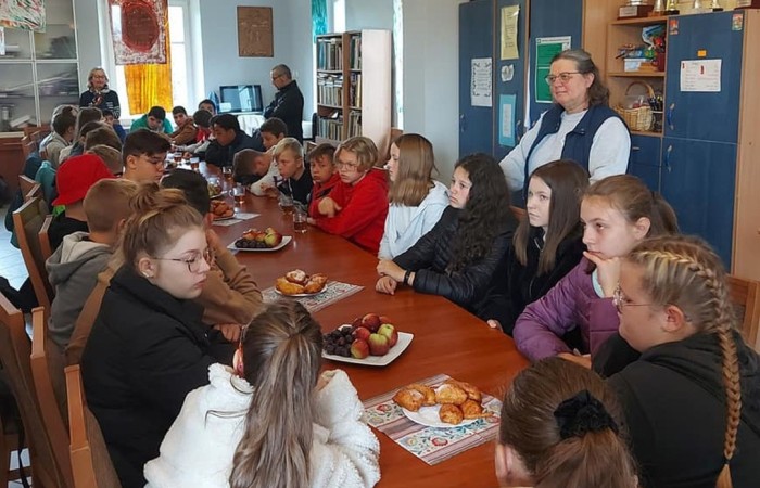 Dzisiaj zwiedzamy Olsztyn szlakiem św.Jakuba. Stolica naszego województwa przywitała nas pięknym słońcem. Uczstnicy projektu poznali zabytki Olsztyna, odwiedzili Mikołaja Kopernika, siedzibę Gazety Olsztyńskie a  podczas wizyty na zamku niektórych udało się zakuć w dyby. Po intensywnym zwiedzaniu przyszedł czas relaksu -piknik nad jeziorem Ukiel.