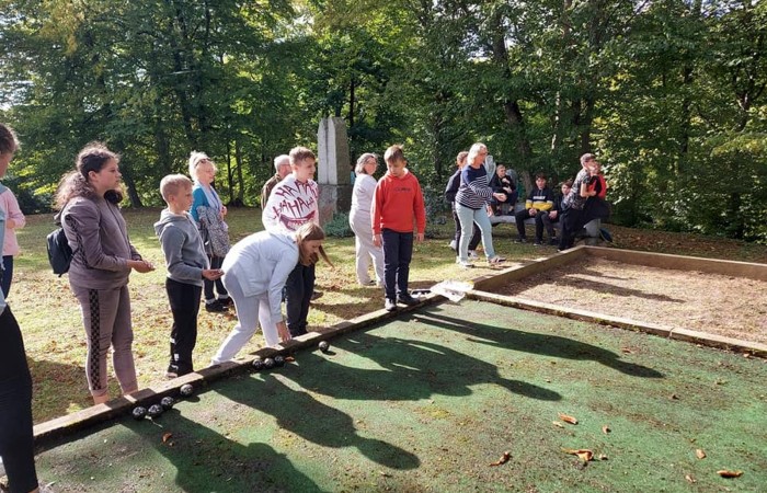 Dzisiaj zwiedzamy Olsztyn szlakiem św.Jakuba. Stolica naszego województwa przywitała nas pięknym słońcem. Uczstnicy projektu poznali zabytki Olsztyna, odwiedzili Mikołaja Kopernika, siedzibę Gazety Olsztyńskie a  podczas wizyty na zamku niektórych udało się zakuć w dyby. Po intensywnym zwiedzaniu przyszedł czas relaksu -piknik nad jeziorem Ukiel.