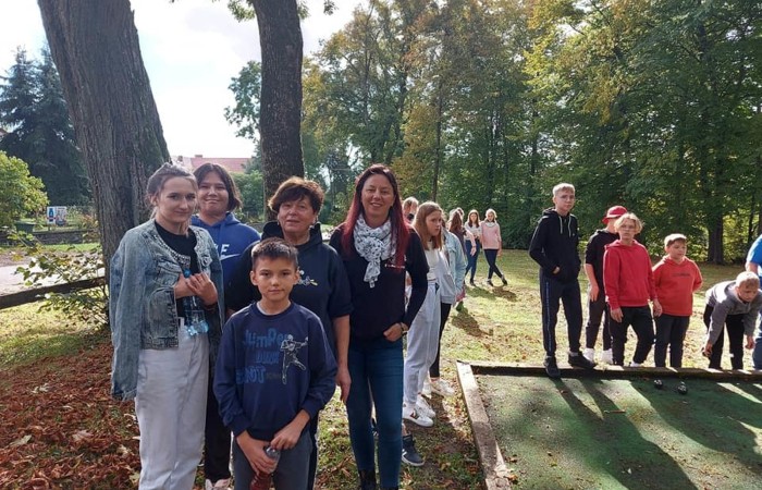 Dzisiaj zwiedzamy Olsztyn szlakiem św.Jakuba. Stolica naszego województwa przywitała nas pięknym słońcem. Uczstnicy projektu poznali zabytki Olsztyna, odwiedzili Mikołaja Kopernika, siedzibę Gazety Olsztyńskie a  podczas wizyty na zamku niektórych udało się zakuć w dyby. Po intensywnym zwiedzaniu przyszedł czas relaksu -piknik nad jeziorem Ukiel.