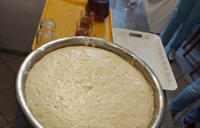 Dzisiaj zwiedzamy Olsztyn szlakiem św.Jakuba. Stolica naszego województwa przywitała nas pięknym słońcem. Uczstnicy projektu poznali zabytki Olsztyna, odwiedzili Mikołaja Kopernika, siedzibę Gazety Olsztyńskie a  podczas wizyty na zamku niektórych udało się zakuć w dyby. Po intensywnym zwiedzaniu przyszedł czas relaksu -piknik nad jeziorem Ukiel.