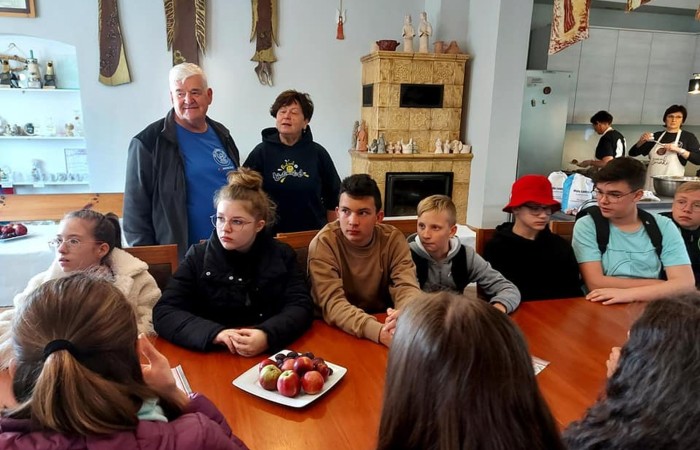 Dzisiaj zwiedzamy Olsztyn szlakiem św.Jakuba. Stolica naszego województwa przywitała nas pięknym słońcem. Uczstnicy projektu poznali zabytki Olsztyna, odwiedzili Mikołaja Kopernika, siedzibę Gazety Olsztyńskie a  podczas wizyty na zamku niektórych udało się zakuć w dyby. Po intensywnym zwiedzaniu przyszedł czas relaksu -piknik nad jeziorem Ukiel.