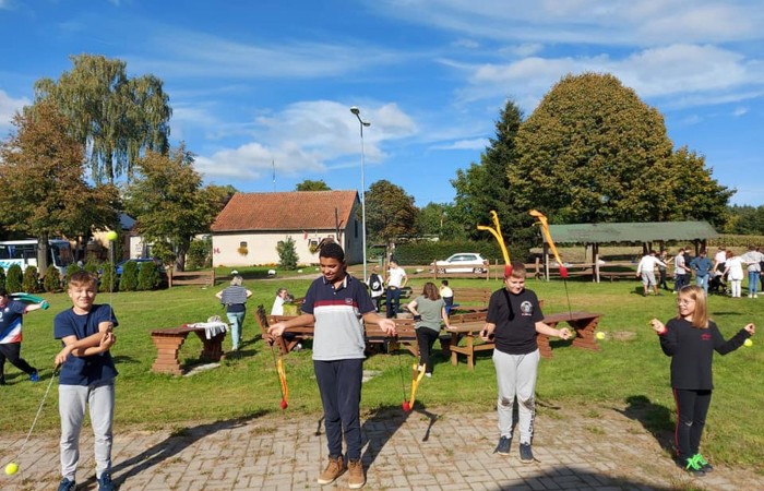 Dzisiaj zwiedzamy Olsztyn szlakiem św.Jakuba. Stolica naszego województwa przywitała nas pięknym słońcem. Uczstnicy projektu poznali zabytki Olsztyna, odwiedzili Mikołaja Kopernika, siedzibę Gazety Olsztyńskie a  podczas wizyty na zamku niektórych udało się zakuć w dyby. Po intensywnym zwiedzaniu przyszedł czas relaksu -piknik nad jeziorem Ukiel.