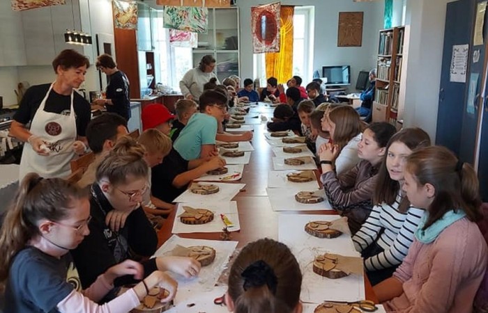 Dzisiaj zwiedzamy Olsztyn szlakiem św.Jakuba. Stolica naszego województwa przywitała nas pięknym słońcem. Uczstnicy projektu poznali zabytki Olsztyna, odwiedzili Mikołaja Kopernika, siedzibę Gazety Olsztyńskie a  podczas wizyty na zamku niektórych udało się zakuć w dyby. Po intensywnym zwiedzaniu przyszedł czas relaksu -piknik nad jeziorem Ukiel.