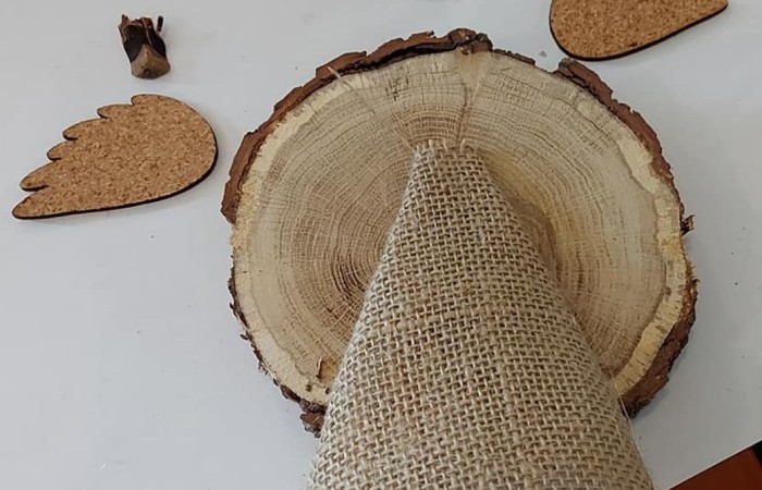 Dzisiaj zwiedzamy Olsztyn szlakiem św.Jakuba. Stolica naszego województwa przywitała nas pięknym słońcem. Uczstnicy projektu poznali zabytki Olsztyna, odwiedzili Mikołaja Kopernika, siedzibę Gazety Olsztyńskie a  podczas wizyty na zamku niektórych udało się zakuć w dyby. Po intensywnym zwiedzaniu przyszedł czas relaksu -piknik nad jeziorem Ukiel.