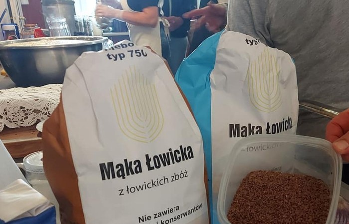 Dzisiaj zwiedzamy Olsztyn szlakiem św.Jakuba. Stolica naszego województwa przywitała nas pięknym słońcem. Uczstnicy projektu poznali zabytki Olsztyna, odwiedzili Mikołaja Kopernika, siedzibę Gazety Olsztyńskie a  podczas wizyty na zamku niektórych udało się zakuć w dyby. Po intensywnym zwiedzaniu przyszedł czas relaksu -piknik nad jeziorem Ukiel.