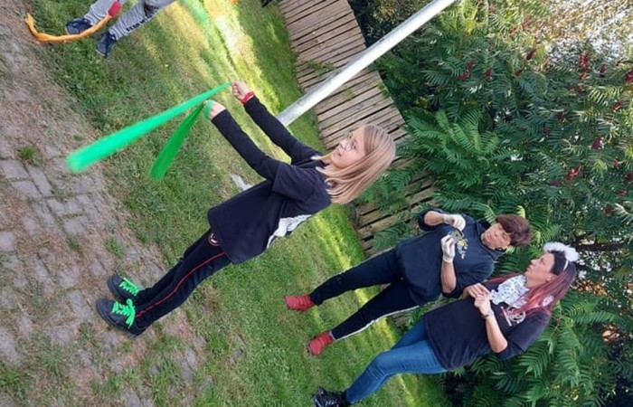 Dzisiaj zwiedzamy Olsztyn szlakiem św.Jakuba. Stolica naszego województwa przywitała nas pięknym słońcem. Uczstnicy projektu poznali zabytki Olsztyna, odwiedzili Mikołaja Kopernika, siedzibę Gazety Olsztyńskie a  podczas wizyty na zamku niektórych udało się zakuć w dyby. Po intensywnym zwiedzaniu przyszedł czas relaksu -piknik nad jeziorem Ukiel.