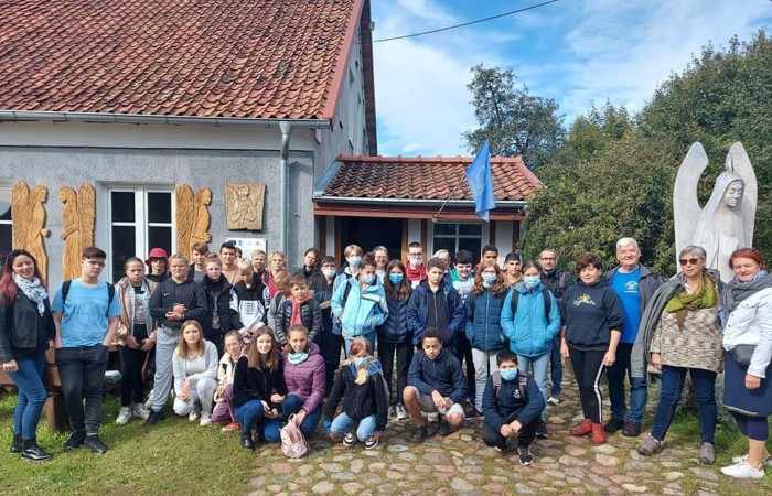 Dzisiaj zwiedzamy Olsztyn szlakiem św.Jakuba. Stolica naszego województwa przywitała nas pięknym słońcem. Uczstnicy projektu poznali zabytki Olsztyna, odwiedzili Mikołaja Kopernika, siedzibę Gazety Olsztyńskie a  podczas wizyty na zamku niektórych udało się zakuć w dyby. Po intensywnym zwiedzaniu przyszedł czas relaksu -piknik nad jeziorem Ukiel.