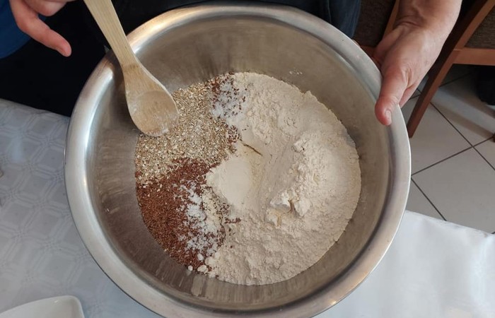 Dzisiaj zwiedzamy Olsztyn szlakiem św.Jakuba. Stolica naszego województwa przywitała nas pięknym słońcem. Uczstnicy projektu poznali zabytki Olsztyna, odwiedzili Mikołaja Kopernika, siedzibę Gazety Olsztyńskie a  podczas wizyty na zamku niektórych udało się zakuć w dyby. Po intensywnym zwiedzaniu przyszedł czas relaksu -piknik nad jeziorem Ukiel.