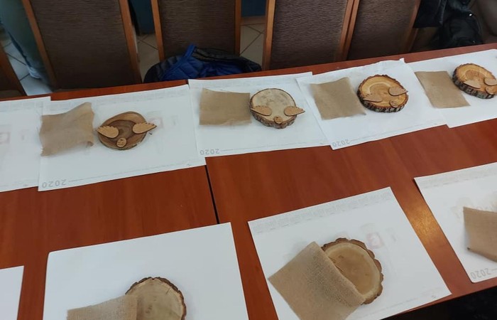 Dzisiaj zwiedzamy Olsztyn szlakiem św.Jakuba. Stolica naszego województwa przywitała nas pięknym słońcem. Uczstnicy projektu poznali zabytki Olsztyna, odwiedzili Mikołaja Kopernika, siedzibę Gazety Olsztyńskie a  podczas wizyty na zamku niektórych udało się zakuć w dyby. Po intensywnym zwiedzaniu przyszedł czas relaksu -piknik nad jeziorem Ukiel.