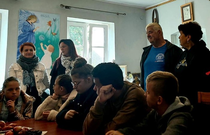 Dzisiaj zwiedzamy Olsztyn szlakiem św.Jakuba. Stolica naszego województwa przywitała nas pięknym słońcem. Uczstnicy projektu poznali zabytki Olsztyna, odwiedzili Mikołaja Kopernika, siedzibę Gazety Olsztyńskie a  podczas wizyty na zamku niektórych udało się zakuć w dyby. Po intensywnym zwiedzaniu przyszedł czas relaksu -piknik nad jeziorem Ukiel.