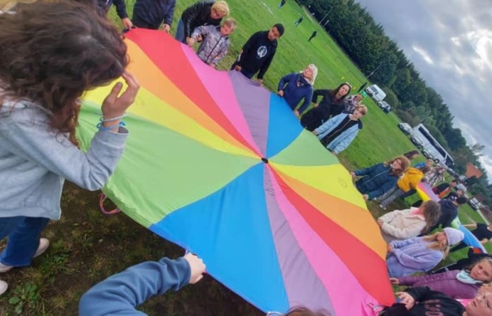 Piękna pogoda sprzyjała naszym dzisiejszym działaniom. Byliśmy w anielskiej wiosce czyli w Aniołowie. Mieszkańcy Aniołowa powitali nas swoimi lokalnymi specjałami czyli anielskimi ruchańcami i chlebem ze smalcem. Dla łasuchów były też domowe powidła. W świetlicy 