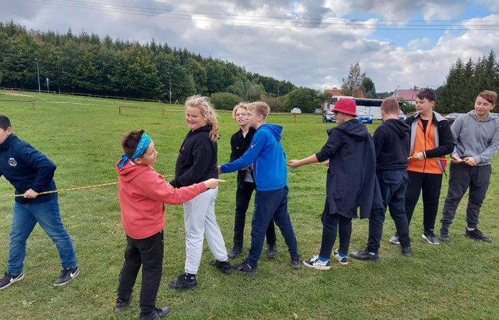 Piękna pogoda sprzyjała naszym dzisiejszym działaniom. Byliśmy w anielskiej wiosce czyli w Aniołowie. Mieszkańcy Aniołowa powitali nas swoimi lokalnymi specjałami czyli anielskimi ruchańcami i chlebem ze smalcem. Dla łasuchów były też domowe powidła. W świetlicy 