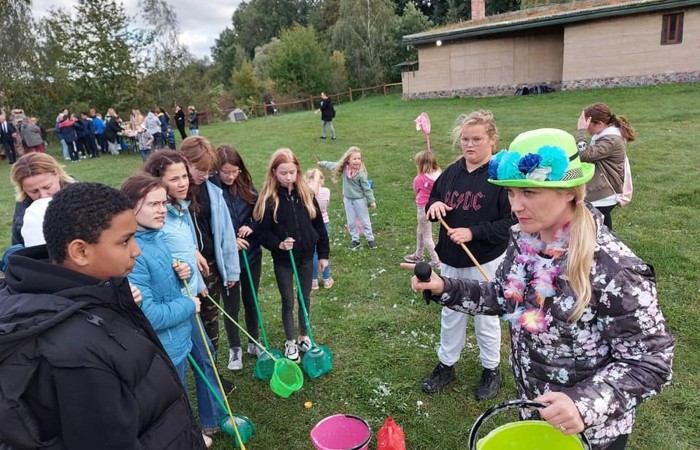 Piękna pogoda sprzyjała naszym dzisiejszym działaniom. Byliśmy w anielskiej wiosce czyli w Aniołowie. Mieszkańcy Aniołowa powitali nas swoimi lokalnymi specjałami czyli anielskimi ruchańcami i chlebem ze smalcem. Dla łasuchów były też domowe powidła. W świetlicy 