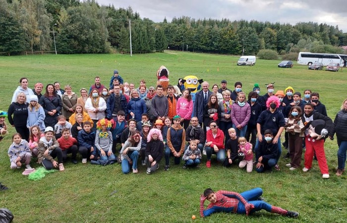 Piękna pogoda sprzyjała naszym dzisiejszym działaniom. Byliśmy w anielskiej wiosce czyli w Aniołowie. Mieszkańcy Aniołowa powitali nas swoimi lokalnymi specjałami czyli anielskimi ruchańcami i chlebem ze smalcem. Dla łasuchów były też domowe powidła. W świetlicy 