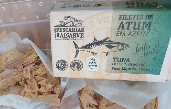 Piękna pogoda sprzyjała naszym dzisiejszym działaniom. Byliśmy w anielskiej wiosce czyli w Aniołowie. Mieszkańcy Aniołowa powitali nas swoimi lokalnymi specjałami czyli anielskimi ruchańcami i chlebem ze smalcem. Dla łasuchów były też domowe powidła. W świetlicy 