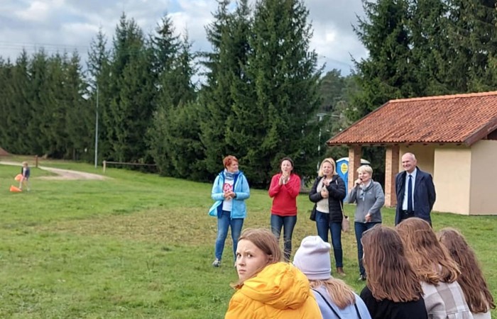 Piękna pogoda sprzyjała naszym dzisiejszym działaniom. Byliśmy w anielskiej wiosce czyli w Aniołowie. Mieszkańcy Aniołowa powitali nas swoimi lokalnymi specjałami czyli anielskimi ruchańcami i chlebem ze smalcem. Dla łasuchów były też domowe powidła. W świetlicy 