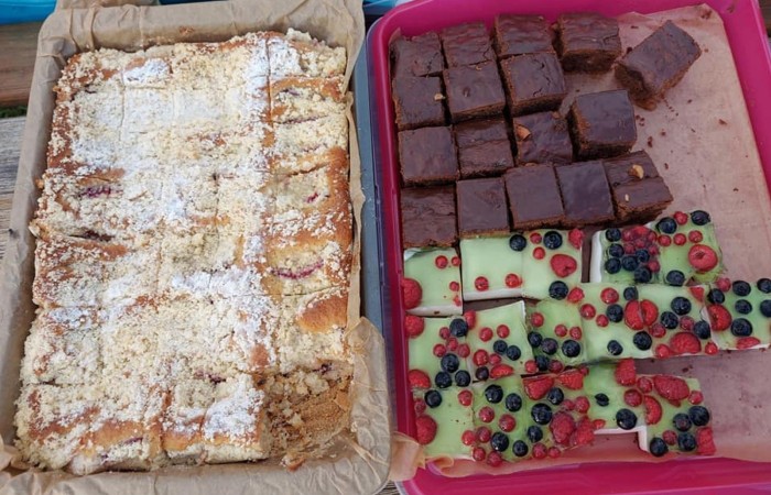 Piękna pogoda sprzyjała naszym dzisiejszym działaniom. Byliśmy w anielskiej wiosce czyli w Aniołowie. Mieszkańcy Aniołowa powitali nas swoimi lokalnymi specjałami czyli anielskimi ruchańcami i chlebem ze smalcem. Dla łasuchów były też domowe powidła. W świetlicy 