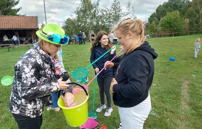 Piękna pogoda sprzyjała naszym dzisiejszym działaniom. Byliśmy w anielskiej wiosce czyli w Aniołowie. Mieszkańcy Aniołowa powitali nas swoimi lokalnymi specjałami czyli anielskimi ruchańcami i chlebem ze smalcem. Dla łasuchów były też domowe powidła. W świetlicy 