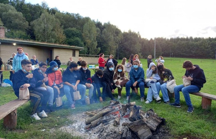 Piękna pogoda sprzyjała naszym dzisiejszym działaniom. Byliśmy w anielskiej wiosce czyli w Aniołowie. Mieszkańcy Aniołowa powitali nas swoimi lokalnymi specjałami czyli anielskimi ruchańcami i chlebem ze smalcem. Dla łasuchów były też domowe powidła. W świetlicy 