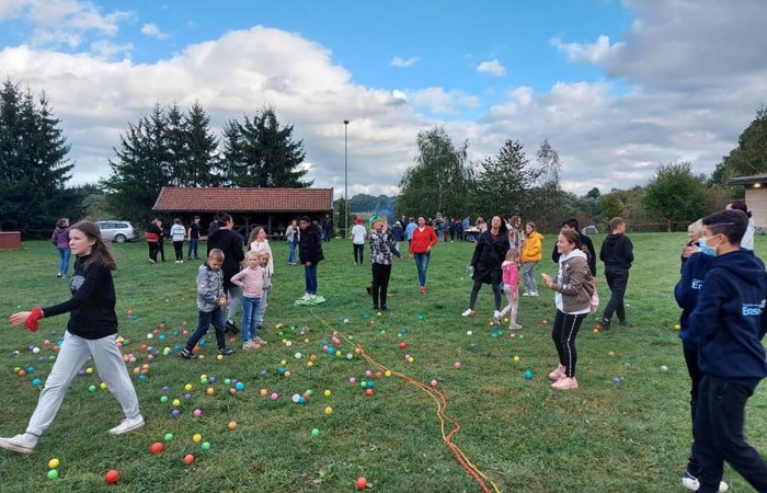 Piękna pogoda sprzyjała naszym dzisiejszym działaniom. Byliśmy w anielskiej wiosce czyli w Aniołowie. Mieszkańcy Aniołowa powitali nas swoimi lokalnymi specjałami czyli anielskimi ruchańcami i chlebem ze smalcem. Dla łasuchów były też domowe powidła. W świetlicy 