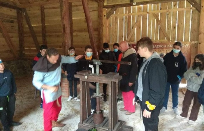 Kolejny dzień w Olsztynku pełen wrażeń za nami. Dzisiaj uczniowie odwiedzili wystawę malarstwa Janusza Oskara Knorowskiego 