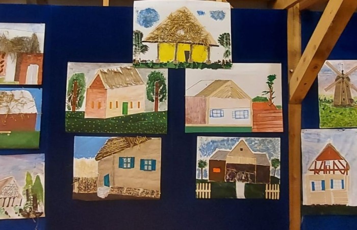 Kolejny dzień w Olsztynku pełen wrażeń za nami. Dzisiaj uczniowie odwiedzili wystawę malarstwa Janusza Oskara Knorowskiego 