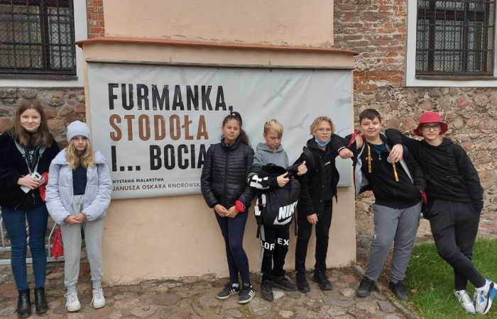 Kolejny dzień w Olsztynku pełen wrażeń za nami. Dzisiaj uczniowie odwiedzili wystawę malarstwa Janusza Oskara Knorowskiego 