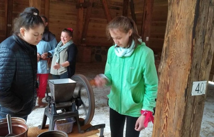 Kolejny dzień w Olsztynku pełen wrażeń za nami. Dzisiaj uczniowie odwiedzili wystawę malarstwa Janusza Oskara Knorowskiego 