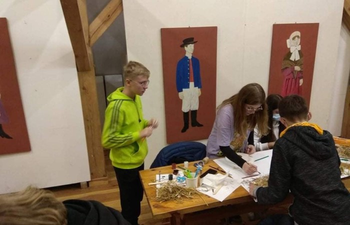 Kolejny dzień w Olsztynku pełen wrażeń za nami. Dzisiaj uczniowie odwiedzili wystawę malarstwa Janusza Oskara Knorowskiego 