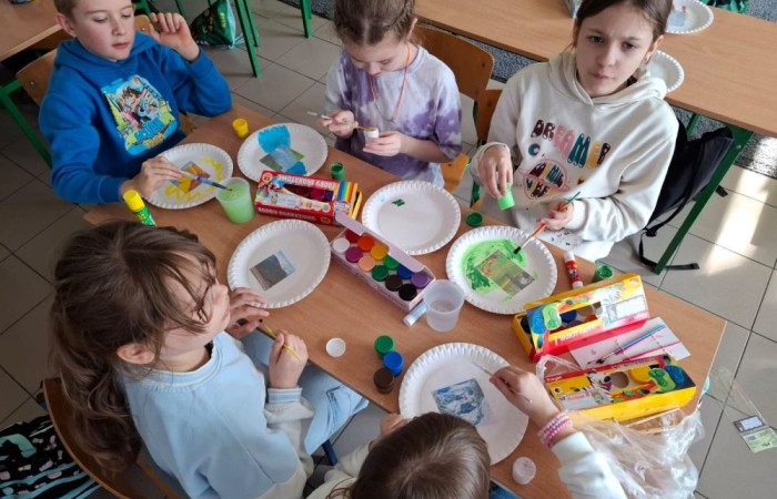 Nasi uczniowie po raz kolejny pokazali, jak ogromny potencjał twórczy w nich drzemie. Tym razem inspirowali się pięknem natury przez cały rok, tworząc niezwykłe prace plastyczne, pełne kolorów i wrażeń. W ramach zajęć „Młody Odkrywca” losowali różne motywy związane z naturą, a następnie rozwijali je malując farbami. Efekty? Przepiękne, pełne życia i wyjątkowe.
Dziękujemy wszystkim uczestnikom zajęć za zaangażowanie i gratulujemy tych niesamowitych dzieł.
