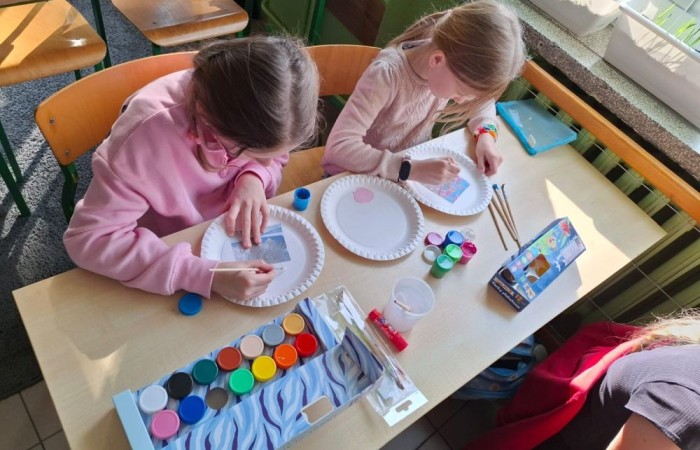 Nasi uczniowie po raz kolejny pokazali, jak ogromny potencjał twórczy w nich drzemie. Tym razem inspirowali się pięknem natury przez cały rok, tworząc niezwykłe prace plastyczne, pełne kolorów i wrażeń. W ramach zajęć „Młody Odkrywca” losowali różne motywy związane z naturą, a następnie rozwijali je malując farbami. Efekty? Przepiękne, pełne życia i wyjątkowe.
Dziękujemy wszystkim uczestnikom zajęć za zaangażowanie i gratulujemy tych niesamowitych dzieł.
