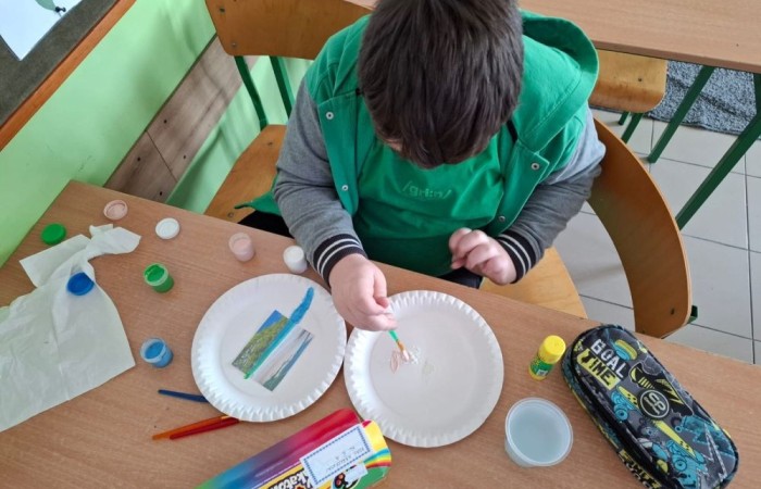 Nasi uczniowie po raz kolejny pokazali, jak ogromny potencjał twórczy w nich drzemie. Tym razem inspirowali się pięknem natury przez cały rok, tworząc niezwykłe prace plastyczne, pełne kolorów i wrażeń. W ramach zajęć „Młody Odkrywca” losowali różne motywy związane z naturą, a następnie rozwijali je malując farbami. Efekty? Przepiękne, pełne życia i wyjątkowe.
Dziękujemy wszystkim uczestnikom zajęć za zaangażowanie i gratulujemy tych niesamowitych dzieł.
