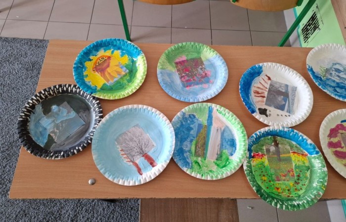 Nasi uczniowie po raz kolejny pokazali, jak ogromny potencjał twórczy w nich drzemie. Tym razem inspirowali się pięknem natury przez cały rok, tworząc niezwykłe prace plastyczne, pełne kolorów i wrażeń. W ramach zajęć „Młody Odkrywca” losowali różne motywy związane z naturą, a następnie rozwijali je malując farbami. Efekty? Przepiękne, pełne życia i wyjątkowe.
Dziękujemy wszystkim uczestnikom zajęć za zaangażowanie i gratulujemy tych niesamowitych dzieł.

