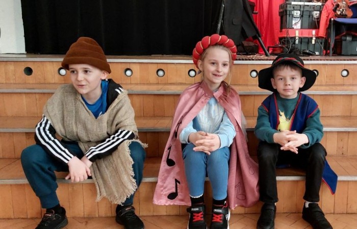 Dziś uczniowie klas młodszych mieli okazję nie tylko posłuchać przepięknych melodii granych na skrzypcach, ale także zgłębić tajniki tego wyjątkowego instrumentu. Dzięki wystąpieniom naszych utalentowanych muzyków, dzieci dowiedziały się, jak powstaje dźwięk, jakie techniki są stosowane podczas gry i co sprawia, że skrzypce są tak niezwykłe. Tradycyjnie, uczniowie mieli także szansę wcielić się w rolę aktorów i wziąć udział w zabawnych scenkach związanych z muzyką i instrumentami. Śmiechu było co niemiara. Jesteśmy dumni z naszych małych artystów, którzy świetnie się bawili, ucząc się w atmosferze muzyki i teatru.