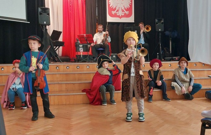 Dziś uczniowie klas młodszych mieli okazję nie tylko posłuchać przepięknych melodii granych na skrzypcach, ale także zgłębić tajniki tego wyjątkowego instrumentu. Dzięki wystąpieniom naszych utalentowanych muzyków, dzieci dowiedziały się, jak powstaje dźwięk, jakie techniki są stosowane podczas gry i co sprawia, że skrzypce są tak niezwykłe. Tradycyjnie, uczniowie mieli także szansę wcielić się w rolę aktorów i wziąć udział w zabawnych scenkach związanych z muzyką i instrumentami. Śmiechu było co niemiara. Jesteśmy dumni z naszych małych artystów, którzy świetnie się bawili, ucząc się w atmosferze muzyki i teatru.