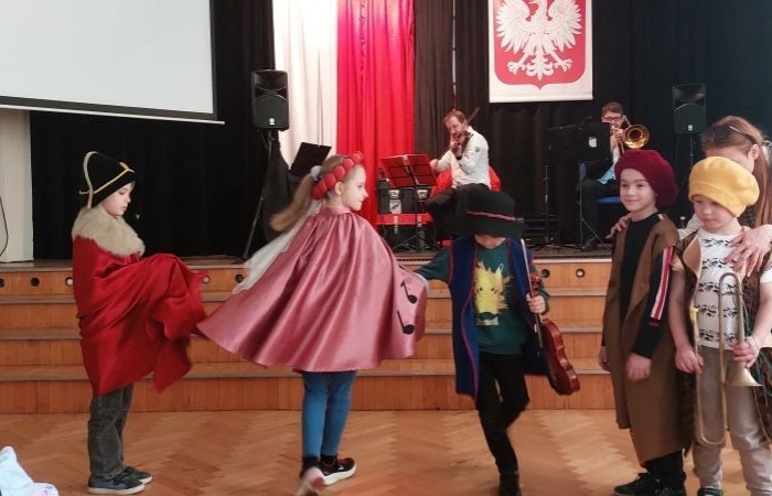 Dziś uczniowie klas młodszych mieli okazję nie tylko posłuchać przepięknych melodii granych na skrzypcach, ale także zgłębić tajniki tego wyjątkowego instrumentu. Dzięki wystąpieniom naszych utalentowanych muzyków, dzieci dowiedziały się, jak powstaje dźwięk, jakie techniki są stosowane podczas gry i co sprawia, że skrzypce są tak niezwykłe. Tradycyjnie, uczniowie mieli także szansę wcielić się w rolę aktorów i wziąć udział w zabawnych scenkach związanych z muzyką i instrumentami. Śmiechu było co niemiara. Jesteśmy dumni z naszych małych artystów, którzy świetnie się bawili, ucząc się w atmosferze muzyki i teatru.